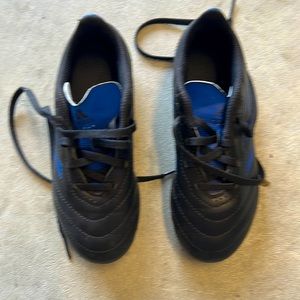 Boys size 12 1/2 soccer shoe Adidas
